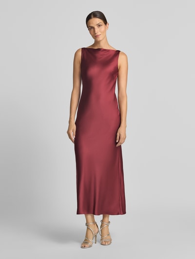 Frauenmodel trägt Figurbetontes Cocktailkleid mit Viskose-Anteil von Jake*s Cocktail in Bordeaux, glänzende glatte Textur, Ganzkörperansicht von vorne.