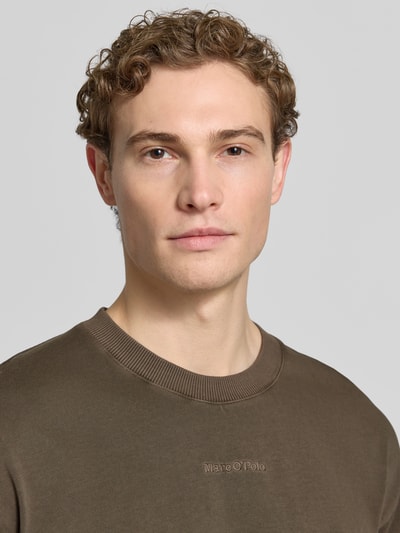 Männermodel trägt Relaxed Fit T-Shirt aus reiner Baumwolle von Marc O'Polo in Optik: Unifarben, Heavy Jersey, Label-Patch, Nahaufnahme Oberkörper.