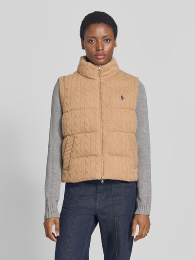 Modelka kobieca ma na sobie Regular Fit Weste aus Woll-Kaschmir-Mix von Polo Ralph Lauren, beżowy kolor, delikatna faktura splotu, widok całej sylwetki z przodu, kontekst: kamizelka damska od Polo Ralph Lauren.