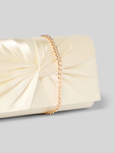 Produktfoto, cremefarbene Clutch aus Satin mit Knotendetail und goldfarbener Schulterkette, glatte Textur, Jake*s Cocktail Clutch aus Satin mit Knotendetail, Hauptfach mit Überschlag und Magnetverschluss, Maße 20x13x4 cm, Schulterriemen 108 cm