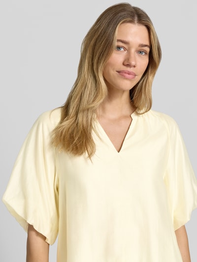 Frauenmodel trägt Loose Fit Blusenshirt aus Lyocell-Mix von s.Oliver BLACK LABEL in Optik: Unifarben, V-Ausschnitt, Puffärmel, Raffung, Nahaufnahme Oberkörper