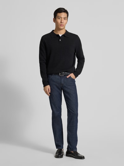 Männermodel trägt Jeans mit 5-Pocket-Design von Christian Berg Men, Baumwoll-Mix mit Stretch-Anteil, Gerader-Schnitt, Ganzkörperansicht von vorne.