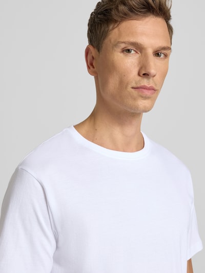 Männermodel trägt T-Shirt aus Baumwolle im 2er-Pack von TOM TAILOR, reine Baumwolle, Rundhalsausschnitt, Nahaufnahme Oberkörper.
