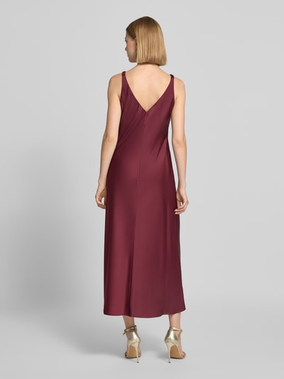 Frauenmodel trägt Cocktailkleid aus Satin mit V-Ausschnitt von Vera Mont in A-Linie, Midikleid, glänzende Textur, Ganzkörperansicht Rückansicht.