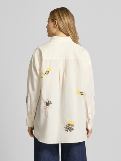 Frauenmodel trägt Relaxed Fit Bluse mit Stitchings von Scotch & Soda aus Baumwoll-Leinen-Mix in Creme, Hemdblusenkragen, Rückansicht, Ganzkörperansicht Rückansicht, Rückenlänge bei Größe 36: 75 cm, Ärmellänge bei Größe 36: 50 cm.