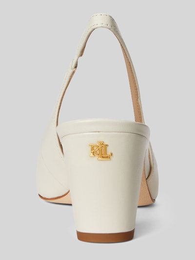 Produktfoto, Slingback-Pumps aus echtem Leder von Lauren Ralph Lauren in Creme, glattes Glattleder, Trichterabsatz, goldene Logo-Applikation.