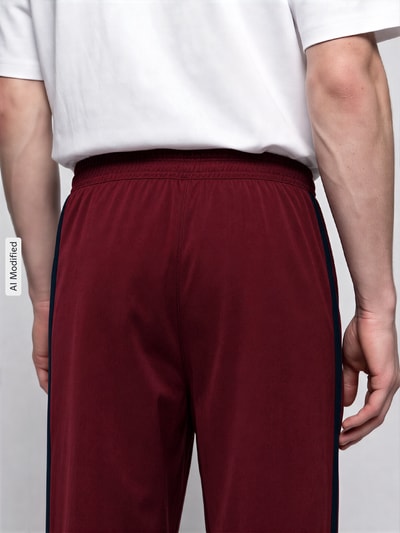 adidas Sportswear Loose-Fit Sweathose mit Baumwoll-Anteil Modell 'STADIUM' Dunkelrot 3