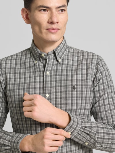 Männermodel trägt Custom Fit Freizeithemd mit Button-Down-Kragen von Polo Ralph Lauren aus reiner Baumwolle, Label-Stitching, Knopfleiste, Nahaufnahme Oberkörper.