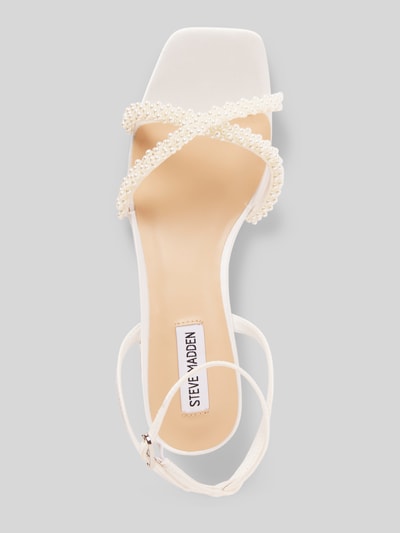 Produktfoto, Sandaletten mit Strasssteinbesatz Modell 'Gabby' von Steve Madden, biała, zaokrąglony krój, gładka podeszwa, wysokość obcasa 5 cm, szerokość w rozmiarze 40: 6 cm, pasek z klamrą.