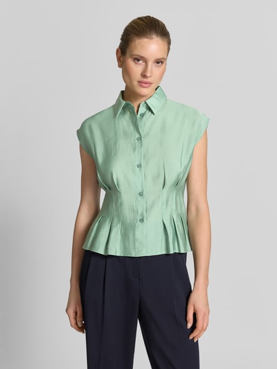 Frauenmodel trägt Taillierte Bluse aus Modal-Mix von Jake*s Collection in Mintgrün, Hemdblusenkragen, Knopfleiste, Ganzkörperansicht von vorne