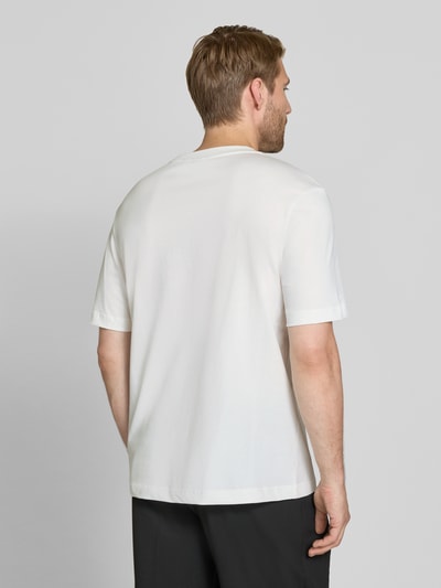 Männermodel trägt Relaxed Fit T-Shirt aus reiner Baumwolle von Antony Morato in Weiß, glatte Textur, Rückenansicht, Ganzkörperansicht Rückansicht. Damen T-Shirt, Rundhalsausschnitt, Logo-Detail, Rückenlänge bei Größe M: 69 cm.