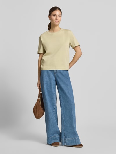 Vrouwenmodel draagt Boxy Fit T-Shirt uit puur katoen model 'ESSENTIAL' van Selected Femme, look: effen kleuren, boxy fit pasvorm, labelpatch applicatie, ronde hals, korte mouw, materiaalverwerking: heavy jersey, puur katoen. Ganzkörperansicht von voren.