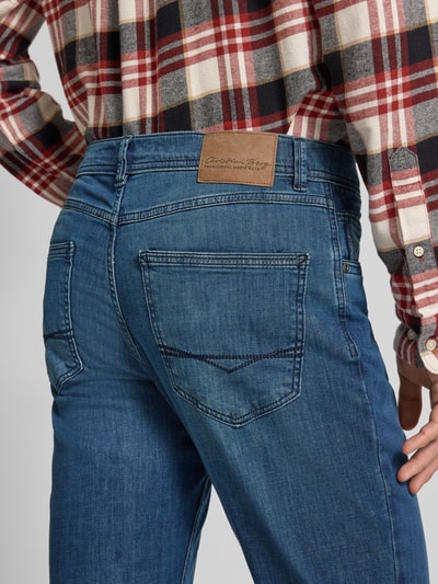 Männermodel trägt Jeans mit 5-Pocket-Design von Christian Berg Men, Baumwoll-Mix mit Stretch-Anteil, Gerader-Schnitt, Detailaufnahme Rückansicht.