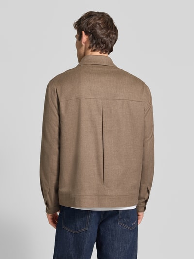 Mężczyzna nosi Modern Fit Hemdjacke mit Woll-Anteil Modell 'Juliano' od HUGO w odcieniu brązu, prosta faktura, widok całej sylwetki z tyłu, kurtka HUGO