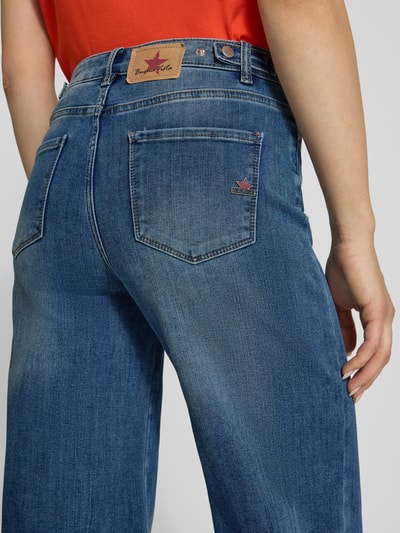 Männermodel trägt Wide Leg Jeans im Used-Look von Buena Vista, mieszanka bawełny i wiskozy, wpuszczane kieszenie, efekt znoszenia, szerokość w rozmiarze S 38 cm, długość wewnętrzna nogawki w rozmiarze S 79 cm, detal z tyłu, Ganzkörperansicht Rückansicht.