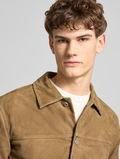 Männermodel trägt Regular Fit Lederjacke aus echtem Ziegenvelours von Marc O'Polo Denim, Velours-Optik, Nahaufnahme Oberkörper