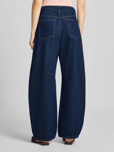 Vrouwenmodel draagt Barrel Jeans im 5-Pocket-Design van Topshop, puur katoen, barrel fit, knoop- en ritssluiting, bandwijdte maat 27/32 38 cm, binnenbeenlengte 78 cm, donkerblauwe denim, textuur met zichtbare naden, volledige lichaamsweergave achterkant.