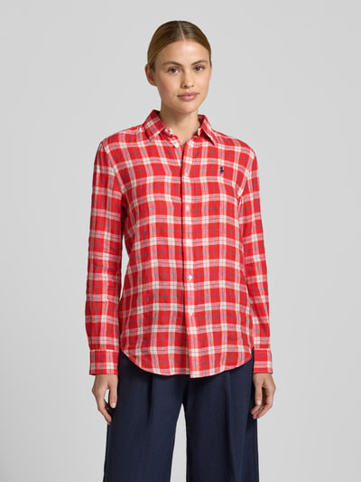 Frauenmodel trägt Oversized Hemdbluse aus reinem Leinen von Polo Ralph Lauren, mehrfarbiges Gitterkaro, Logo-Stitching, Ganzkörperansicht von vorne.