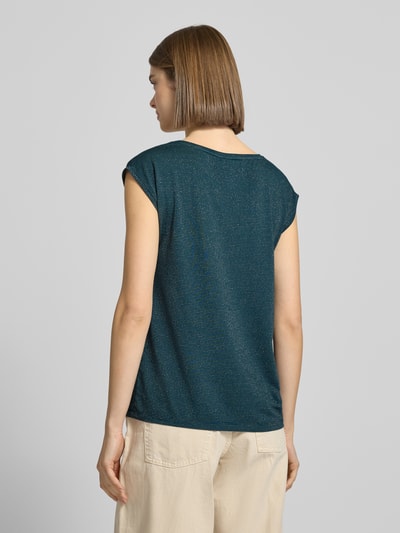 Männermodel trägt Regular Fit Shirt aus Viskose-Mix Modell 'BILLO' von Pieces, jednokolorowe, połyskujące, krój regular fit, paski, detal z efektem, bez rękawów, dekolt U, ujęcie całej sylwetki z tyłu.