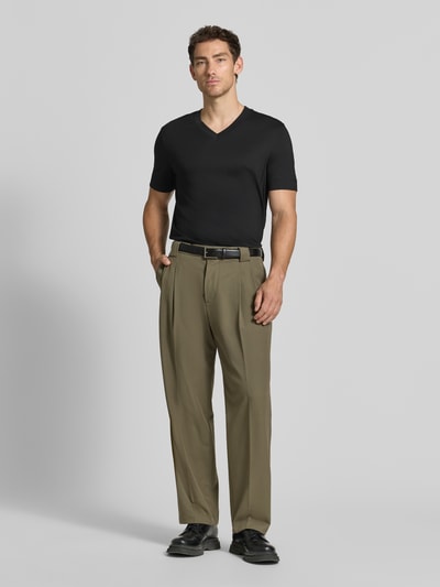 Männermodel trägt T-Shirt aus Modal-Mix mit V-Ausschnitt von Emporio Armani in Schwarz, Regular Fit, schlichte Textur, Ganzkörperansicht von vorne.