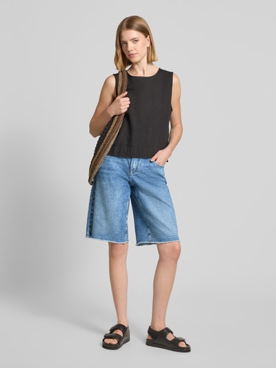 Frauenmodel trägt Jeansshorts mit Fransen Modell 'Rich' von MAC aus blauem Baumwoll-Elasthan-Mix, Relaxed Fit, Eingrifftaschen, Ganzkörperansicht von vorne.