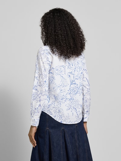 Frauenmodel trägt Regular Fit Bluse im Allover-Look von Gant in Weiß und Blau mit floralem Muster aus Baumwolle, Ganzkörperansicht Rückansicht.