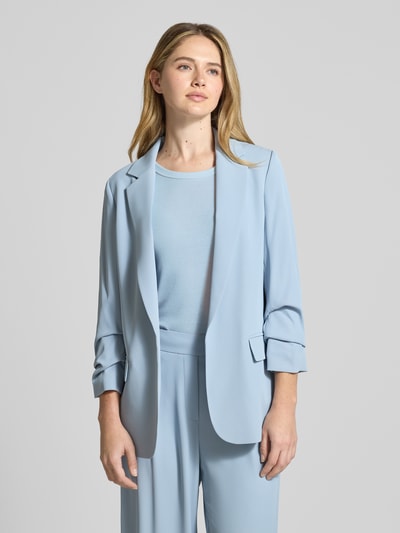 Frauenmodel trägt Relaxed Fit Blazer mit Pattentaschen von Jake*s Collection, Material-Mix mit Stretch-Anteil, Reverskragen, Nahaufnahme Oberkörper.