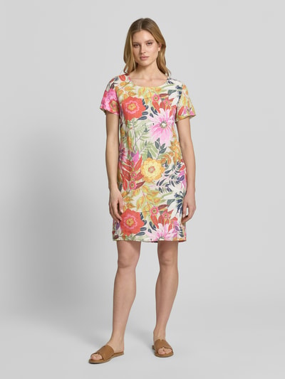 Vrouwenmodel draagt knielang dames jurk van ZABAIONE in mix van katoen en linnen, all-over look, ronde hals, recht model, Ganzkörperansicht von vorne.