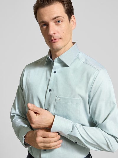Männermodel trägt Regular Fit Business-Hemd mit Kentkragen von OLYMP in Hellblau, Reine Baumwolle, Brusttasche mit Label-Stitching, Nahaufnahme Oberkörper. Rückenlänge bei Größe 40: 70 cm, Schulterbreite: 45 cm, Ärmellänge: 65 cm.