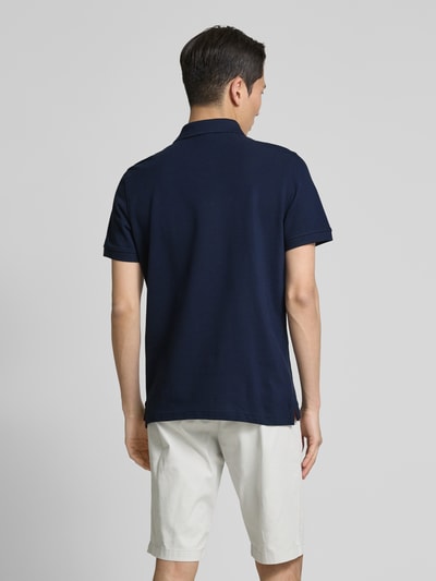 MCNEAL Regular Fit Poloshirt mit Knopfleiste und Label-Stitching Dunkelblau 5