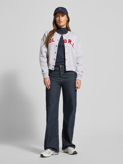 Frauenmodel trägt Sweatjacke mit Label-Print und Knopfleiste von Polo Ralph Lauren, Baumwoll-Mix, Relaxed-Fit, Grau, Ganzkörperansicht von vorne.