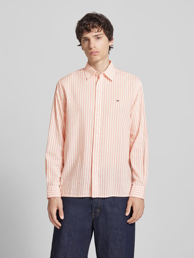 Männermodel trägt Relaxed Fit Freizeithemd aus Baumwoll-Modal-Mix von Tommy Jeans, Optik:Allover-Muster, Ganzkörperansicht von vorne.