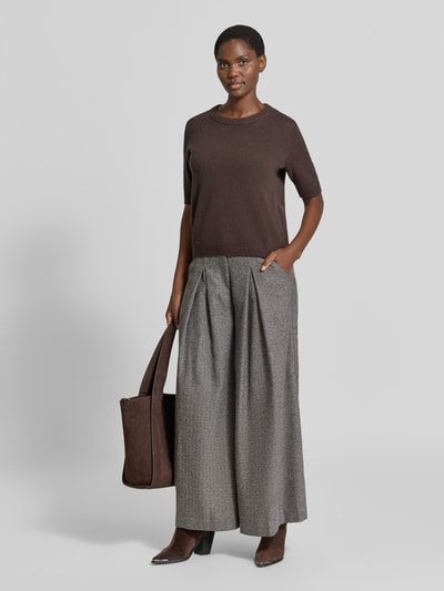 Vrouwenmodel draagt Wide Leg Hose met plooien en steekzakken van Apricot, Materiaalmix met viscose, knoopsluiting, wide leg, grijs, Ganzkörperansicht van voren.