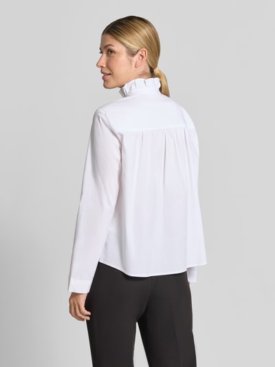 Vrouwenmodel draagt blouse met ruches en korte knoopsluiting van Christian Berg Woman, katoenmix met stretch, regular fit, afgeronde zoom, ruglengte maat 36 59 cm, mouwlengte maat 36 59 cm, opstaande kraag met ruches, achterkant, volledig zicht
