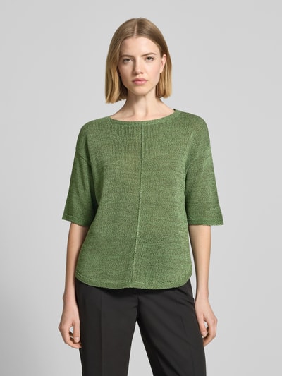 Frauenmodel trägt Relaxed Fit Pullover mit U-Boot-Ausschnitt von s.Oliver BLACK LABEL in schimmernder Optik, Strick, Mittelnaht, Label-Patch, Ganzkörperansicht von vorne.