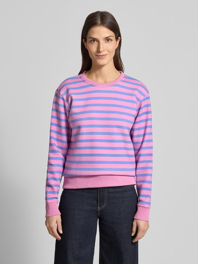 Frauenmodel trägt Regular Fit Sweatshirt aus Baumwoll-Mix von Christian Berg Woman in rosa-blau gestreifter Ringel-Optik, Ganzkörperansicht von vorne.