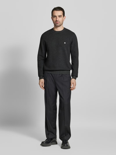 Männermodel trägt Regular Fit Pullover mit Schurwoll-Anteil Modell 'SETAL' von HUGO, Optik: Unifarben, Piqué, Ganzkörperansicht von vorne.