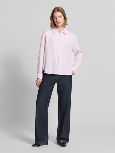 Kobiece modelki nosi 'Oversize Bluse aus reinem Leinen' od Tommy Hilfiger, efekt: jednolity kolor, krój oversized, kołnierzyk koszulowy, aplikacja: wyhaftowane logo, aplikacja z logo, zapięcie: listwa guzikowa, rękaw: długi rękaw, zakończenie rękawów: mankiet, materiał: len, widok całej sylwetki z przodu