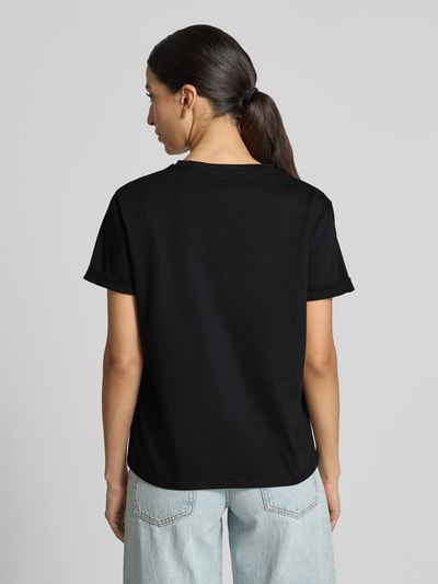 Frauenmodel trägt Relaxed Fit T-Shirt mit Motiv-Stitching Modell 'Serz' von OPUS in Schwarz, reine Baumwolle, Rückansicht, Ganzkörperansicht