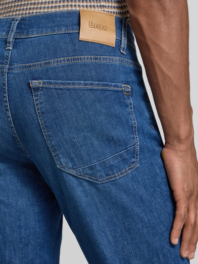 Männermodel trägt Jeans mit Eingrifftaschen Modell 'Chuck' von BRAX, blauer Baumwoll-Elasthan-Mix, Slim-Fit, Detailaufnahme Rückansicht.