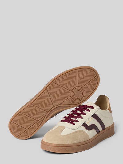 Produktfoto, Sneaker aus echtem Leder Modell 'Cuzima' von Gant in Beige mit abgerundeter Passform, Logo-Detail, Schnürverschluss, glatte Sohle, Absatzhöhe 3 cm, Schafthöhe 7 cm, Schaftweite 9 cm