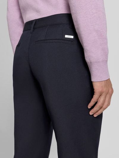 Mężczyzna nosi spodnie Straight Fit Hose mit Viskose-Anteil od Armani Exchange w ciemnoniebieskim kolorze, elastyczna mieszanka materiałów z dodatkiem wiskozy, wpuszczane kieszenie i kieszenie z tyłu, zapięcie na guzik i zamek błyskawiczny, szerokość w rozmiarze 32/32: 44 cm, długość wewnętrzna nogawki: 84 cm, detal tyłu, zbliżenie na górną część