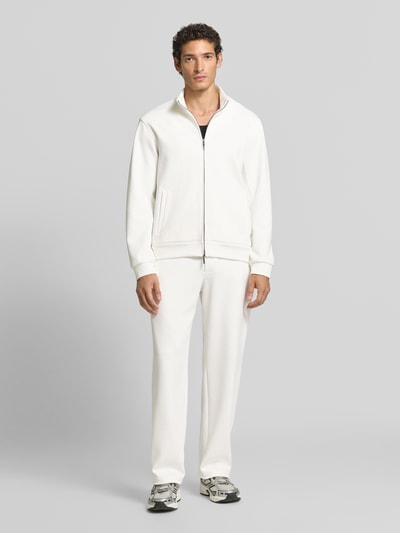 Männermodel trägt weiße Wide Fit Sweatpants mit Lyocell-Anteil von Emporio Armani, elastischer Bund, Eingrifftaschen, Ganzkörperansicht von vorne.