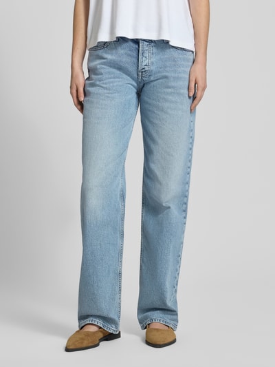 Kobiece model prezentuje Straight Fit Jeans aus Baumwoll-Mix Modell 'SOPHIE' von Tommy Jeans, stylizowana na denim, mieszanka bawełny, splot twill, 5 kieszeni, wyhaftowane logo, naszywka z logo, zapięcie na guzik i listwa guzikowa, jasnoniebieski, gładka faktura, widok z przodu, zbliżenie na dolną część ciała.
