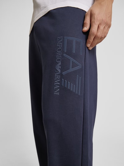 EA7 Emporio Armani Baggy fit sweatpants met labelprint Marineblauw - 2