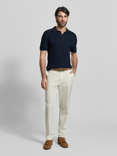 Männermodel trägt Regular Fit Poloshirt mit Strukturmuster von MCNEAL in Dunkelblau, reine Baumwolle, Polokragen, Strick-Optik, Ganzkörperansicht von vorne.