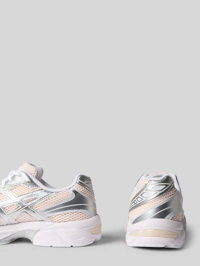 Produktfoto, Sneaker mit Logo-Detail von ASICS TIGER in Weiß, Silber und Beige, abgerundete Passform, Schnürverschluss, profilierte Sohle, Absatzhöhe 4 cm, Schafthöhe 7 cm, Schaftweite 7 cm, seitliche und Rückansicht