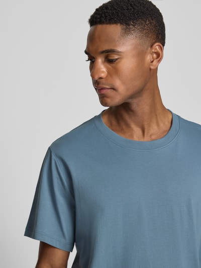 Męski model nosi Regular Fit T-Shirt aus reiner Baumwolle Modell 'ASPAN' von SELECTED HOMME, jednokolorowy, okrągły dekolt, dżersej, krótki rękaw, bawełna, zbliżenie na górę ciała