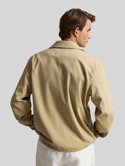 Männermodel trägt Regular Fit Blouson aus katoenmix model 'SEERSUCKER' van Polo Ralph Lauren in beige, gestreept, unikleurig, rugaanzicht.