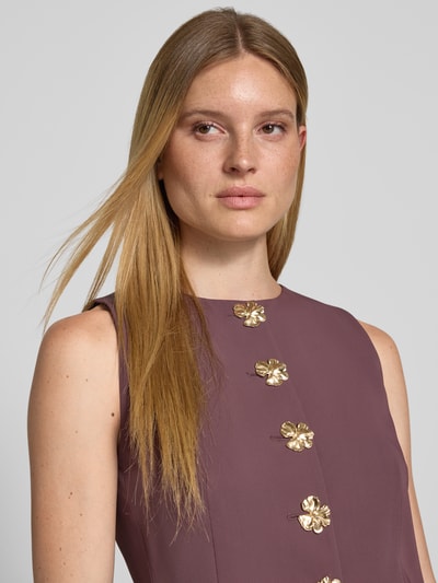 Frauenmodel trägt Weste mit Rundhalsausschnitt und Knopfleiste von Christian Berg Woman Selection in Mauve, Material-Mix mit Stretch-Anteil, taillierter Schnitt, Nahaufnahme Oberkörper. Rückenlänge bei Größe 36: 50 cm, Schulterbreite: 31 cm, Brustweite: 33 cm.